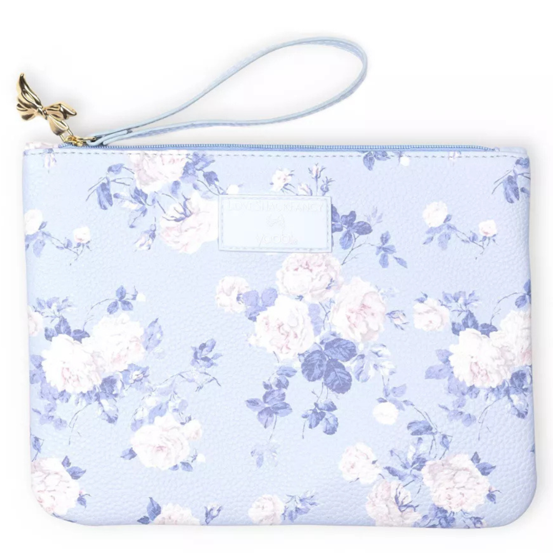 LoveShackFancy x Target - Estuche Plano con Cierre y Correa Everblooming Rosettes Azul Whisper