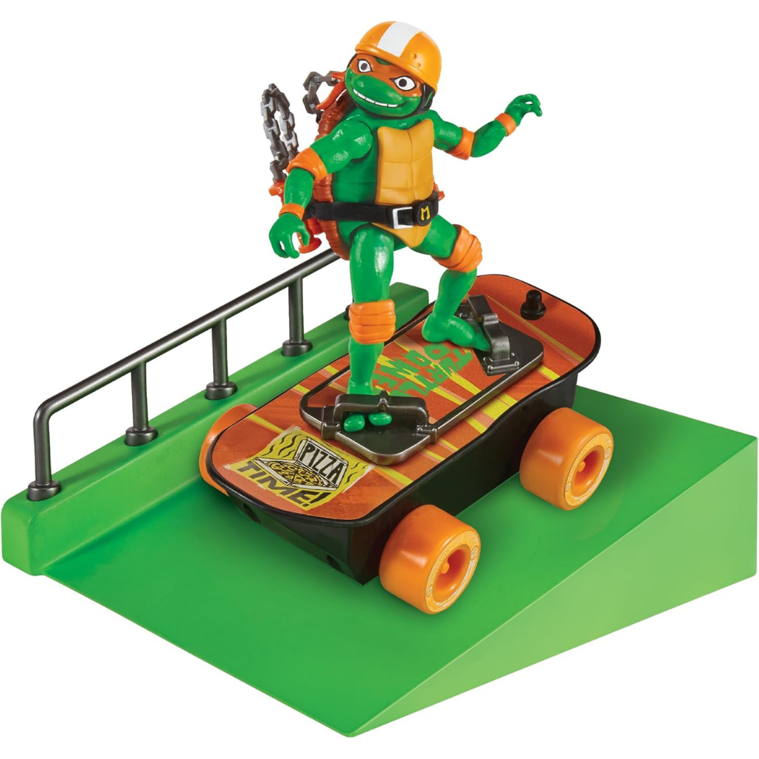 Teenage Mutant Ninja Turtles: Mayhem Michelangelo en una patineta con accesorios